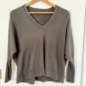 𝅺525 America Taupe V Neck Sweater. Small.